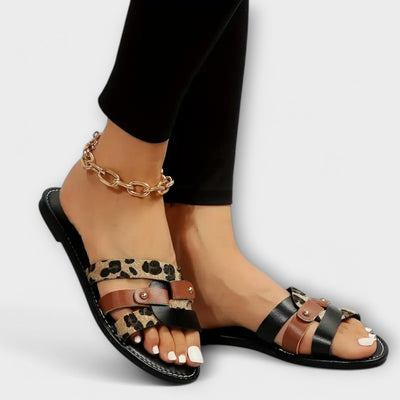 Sandalias con tiras cruzadas de leopardo