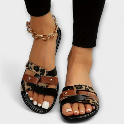 Sandalias con tiras cruzadas de leopardo