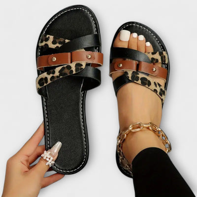 Sandalias con tiras cruzadas de leopardo